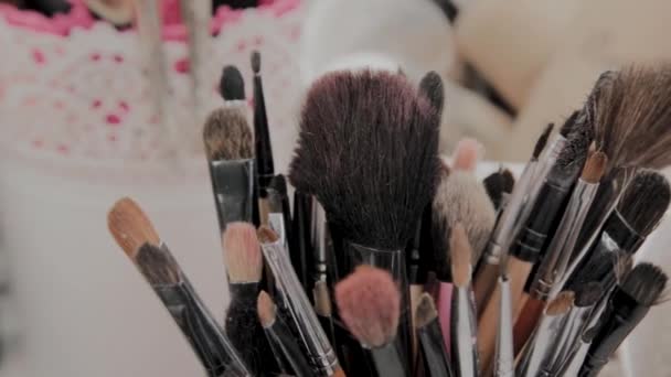 A set of brushes for makeup on the table makeup artist. — Stock Video