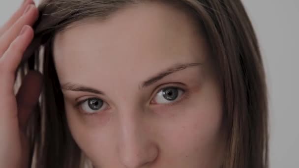 Ritratto di una bellissima ragazza che guarda la macchina fotografica . — Video Stock