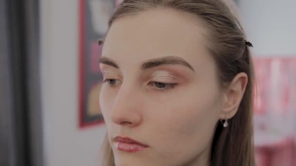 Bella ragazza attende l'inizio del trucco . — Video Stock