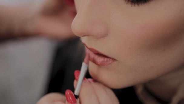 Make-up-Artist trägt professionelles Make-up für ein schönes junges Mädchen. Neues Konzept im Make-up. — Stockvideo
