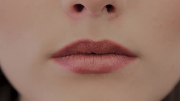 Красивые губы модели фото вблизи . — стоковое видео