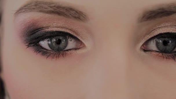 Schöne Augen eines Modellfotos aus nächster Nähe. — Stockvideo