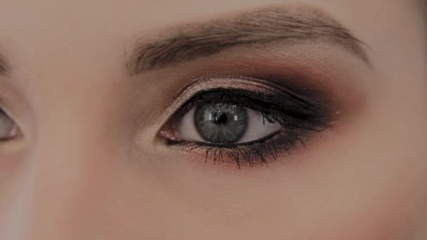 Schöne Augen eines Modellfotos aus nächster Nähe. — Stockvideo