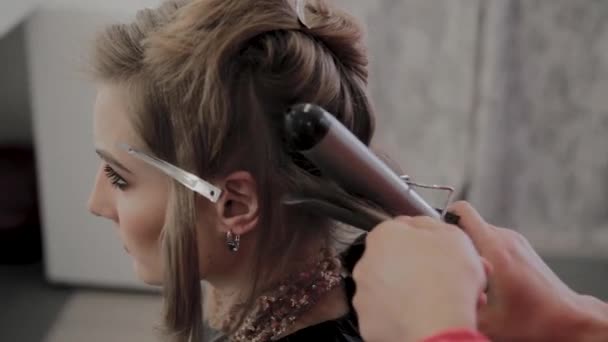 Szakmai fodrász nem egy lány frizura a fotózásra. — Stock videók