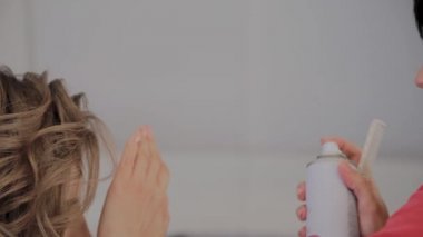 Profesyonel kuaför bir fotoğraf çekimi için bir kız saç modeli yok.