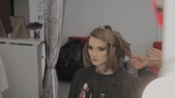 Professionele kapper doet een meisjes kapsel voor een fotoshoot. — Stockvideo