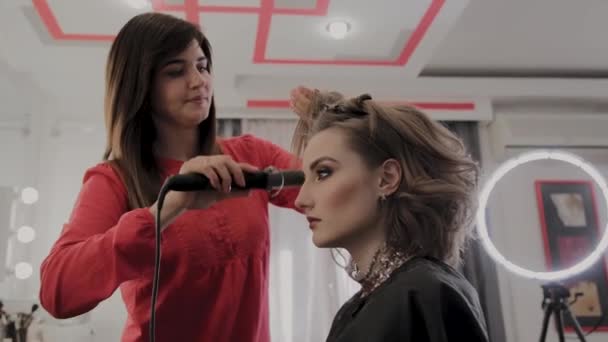 专业美发师做一个女孩的发型为照片拍摄. — 图库视频影像
