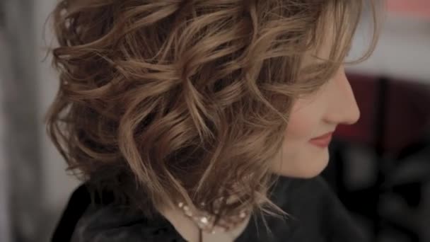 Professioneller Friseur frisiert Mädchen für ein Fotoshooting. — Stockvideo