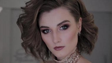 Kameraya bakarak profesyonel moda modeli.