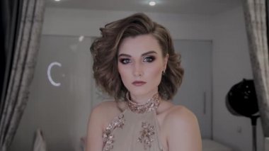 Kameraya bakarak profesyonel moda modeli.