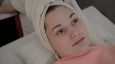 Yalan ve yüz bakım yordam lüks spa salonu bekleyen bornoz güzel genç kadın