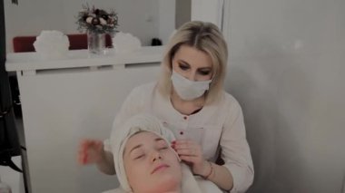 Profesyonel bir Kozmetolog kız özel nemlendirici mendil ile yüz losyonları. Kozmetolojide yeni konsept.