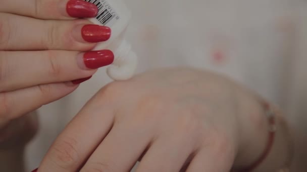 Un cosmetólogo profesional aplica nano crema en las manos para el masaje facial. Nuevo concepto en cosmetología . — Vídeos de Stock