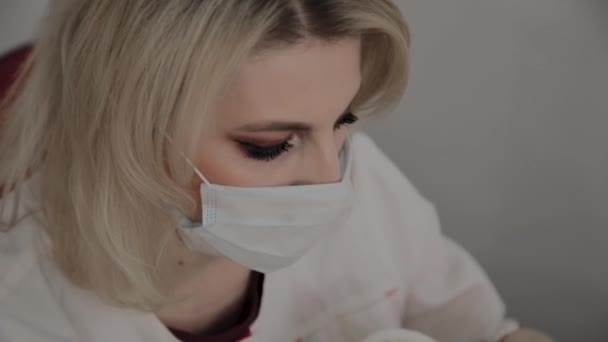 Een professionele schoonheidsspecialist doet een gezicht massage procedure voor het aanbrengen van een masker. Nieuw concept in cosmetica. — Stockvideo