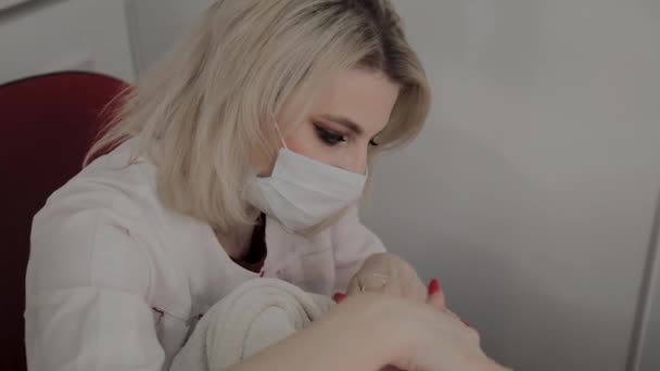 Un cosmetologo professionista fa una procedura di massaggio facciale prima di applicare una maschera. Nuovo concetto in cosmetologia . — Video Stock