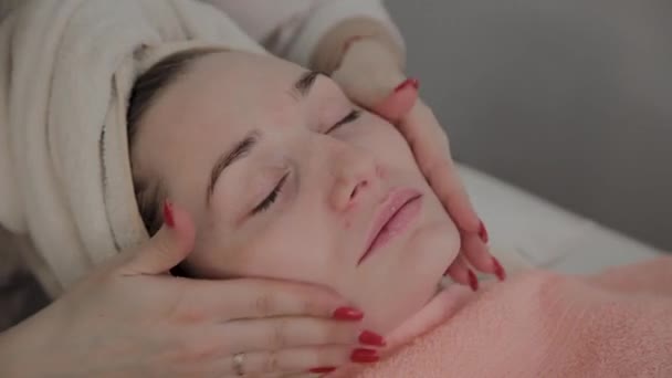 Profesionální kosmetolog před použitím masky udělá masáž obličeje. Nový koncept v kosmetologii. — Stock video