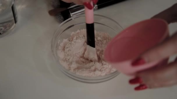 Um cosmetologista profissional desinfeta o instrumento com uma solução especial. Inovações cosmológicas . — Vídeo de Stock