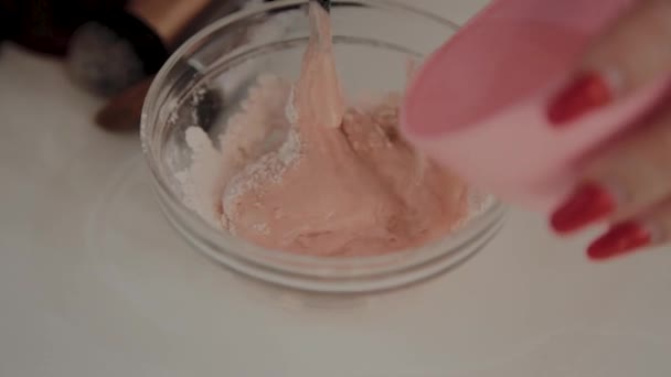 プロの及ぼしは、特別な解決策で楽器を消毒します。Cosmetological イノベーション. — ストック動画