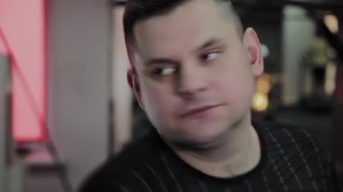 Neşeli şişman adam spor salonunda yanlış bir egzersiz yapar. Fitness kulübünde ilk kez.