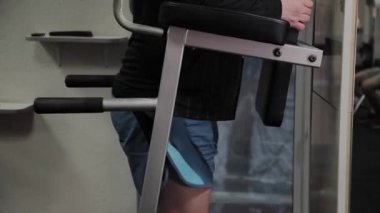 Neşeli şişman adam spor salonunda yanlış bir egzersiz yapar. Fitness kulübünde ilk kez.