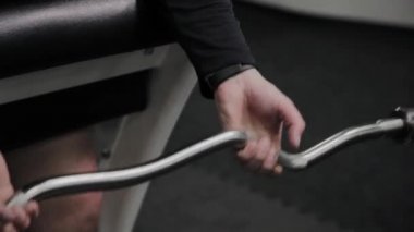 Neşeli şişman adam spor salonunda yanlış bir egzersiz yapar. Fitness kulübünde ilk kez.