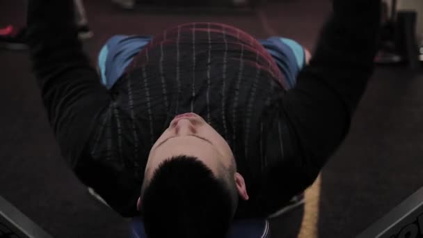 쾌활 한 뚱뚱한 남자는 체육관에서 잘못 된 벤치 프레스를 수행. — 비디오