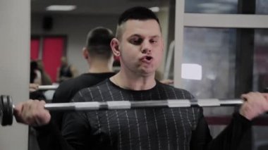 Neşeli şişman adam spor salonunda yanlış bir egzersiz yapar. Fitness kulübünde ilk kez.