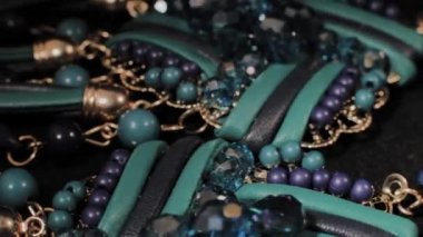 Siyah dönen stand üzerinde güzel kadın küpe. Prim mücevher. Makro.