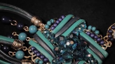 Siyah dönen stand üzerinde güzel kadın küpe. Prim mücevher. Makro.