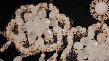 Siyah dönen stand üzerinde güzel kadın küpe. Prim mücevher. Makro.