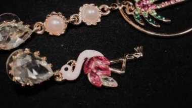 Siyah dönen stand üzerinde güzel kadın küpe. Prim mücevher. Makro.