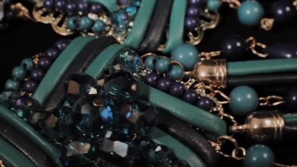 Mooie vrouwelijke oorbellen op een zwarte roterende standaard. Premium sieraden. Macro. — Stockvideo