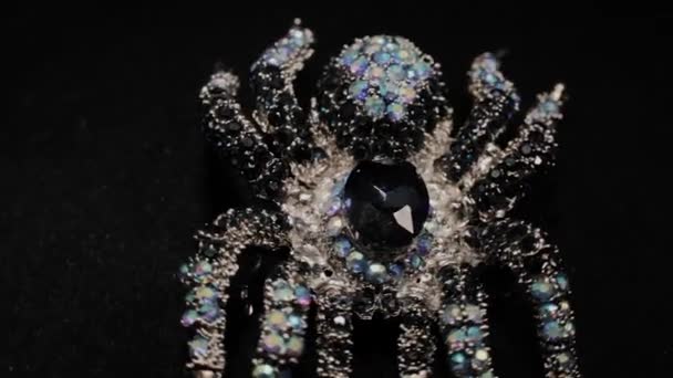 Καρφίτσα με τη μορφή μιας αράχνης σε μια μαύρη περιστρεφόμενη βάση. Πολυτελή κοσμήματα. Μακροεντολή. — Αρχείο Βίντεο