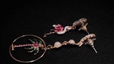 Siyah dönen stand üzerinde güzel kadın küpe. Prim mücevher. Makro.