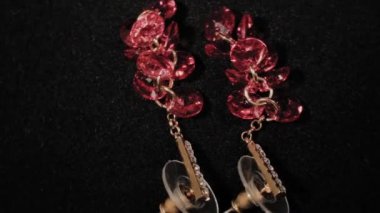 Siyah dönen stand üzerinde güzel kadın küpe. Prim mücevher. Makro.