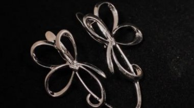 Siyah dönen stand üzerinde güzel kadın küpe. Prim mücevher. Makro.