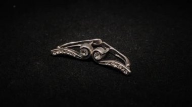 Siyah dönen stand üzerinde güzel kadın küpe. Prim mücevher. Makro.