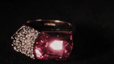 Siyah dönen stand üzerinde yüzük. Prim mücevher. Makro.