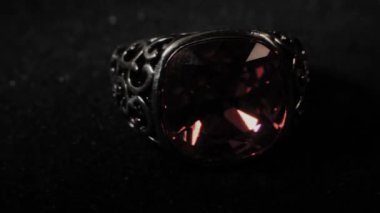 Siyah dönen stand üzerinde yüzük. Prim mücevher. Makro.