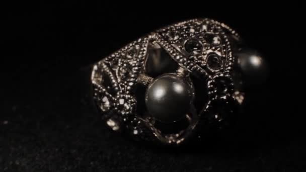 Pierścień na czarnym obrotowym stojaku. Premium jewelery. Makro. — Wideo stockowe