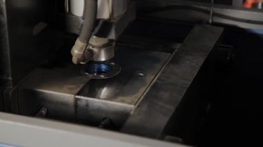 İçme suyu için plastik şişeler üfleme makinenin çalışması.