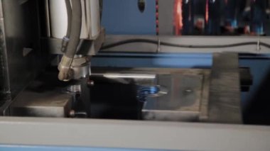 İçme suyu için plastik şişeler üfleme makinenin çalışması.