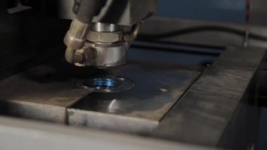 İçme suyu için plastik şişeler üfleme makinenin çalışması.