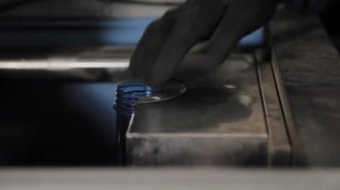 İçme suyu için plastik şişeler üfleme makinenin çalışması.