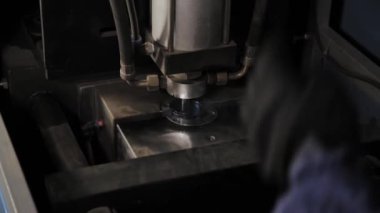 İçme suyu için plastik şişeler üfleme makinenin çalışması.