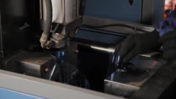 Het werk van de machine voor het blazen van plastic flessen voor drinkwater. — Stockvideo