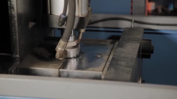 식용 수를 위한 플라스틱 병을 불어 넣는 기계의 작업. — 비디오