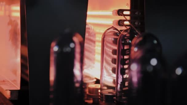 Pet-preforms verplaatsen op verwarming van de oven lijn in snelheid. Plastic flessen productie — Stockvideo