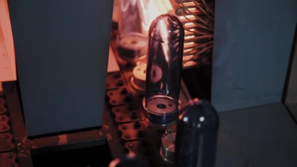 Pet-preforms verplaatsen op verwarming van de oven lijn in snelheid. Plastic flessen productie — Stockvideo