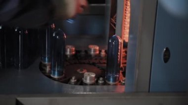 Pet preform fırın doğrultusunda hızlı hızlı Isıtma üzerinde hareket ettirin. Plastik şişe üretim